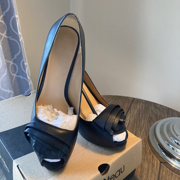 Le Chateau black leather pumps size 9.5 - Picture 1 of 5